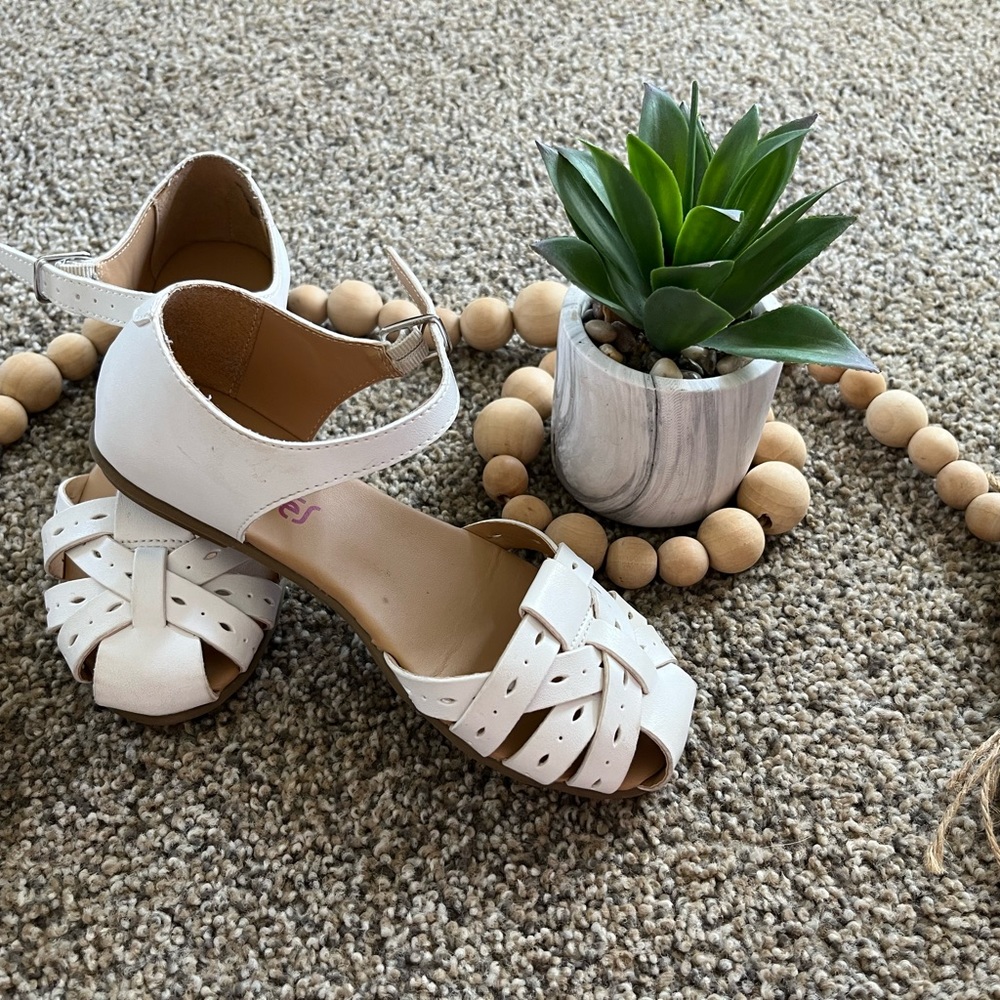 White sandals 🌻🌻
